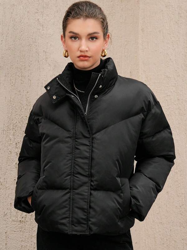 Schwarze winddichte Pufferjacke mit hohem Halsausschnitt