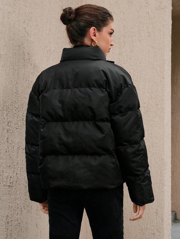 Schwarze winddichte Pufferjacke mit hohem Halsausschnitt