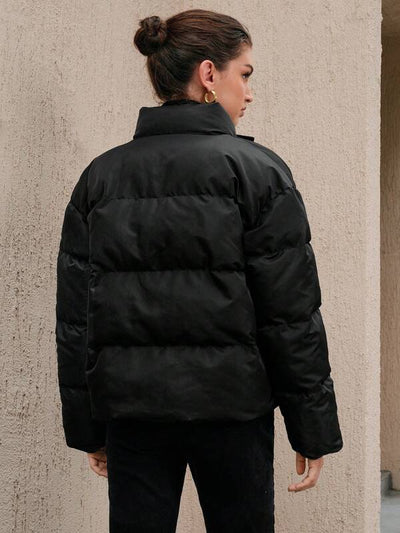 Schwarze winddichte Pufferjacke mit hohem Halsausschnitt