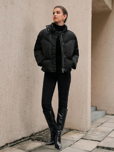 Schwarze winddichte Pufferjacke mit hohem Halsausschnitt