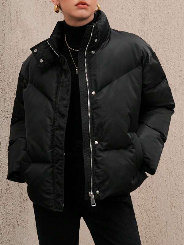Schwarze winddichte Pufferjacke mit hohem Halsausschnitt