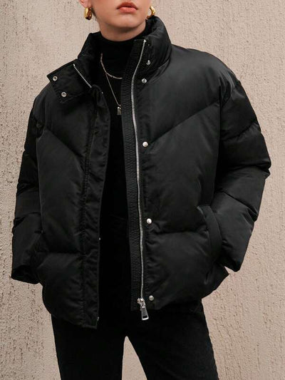 Schwarze winddichte Pufferjacke mit hohem Halsausschnitt