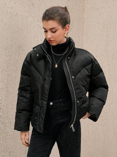 Schwarze winddichte Pufferjacke mit hohem Halsausschnitt