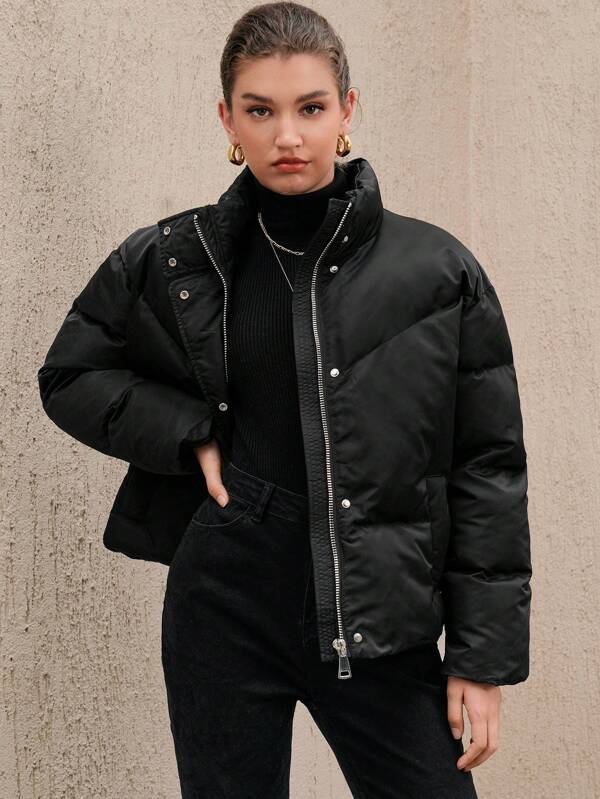 Schwarze winddichte Pufferjacke mit hohem Halsausschnitt