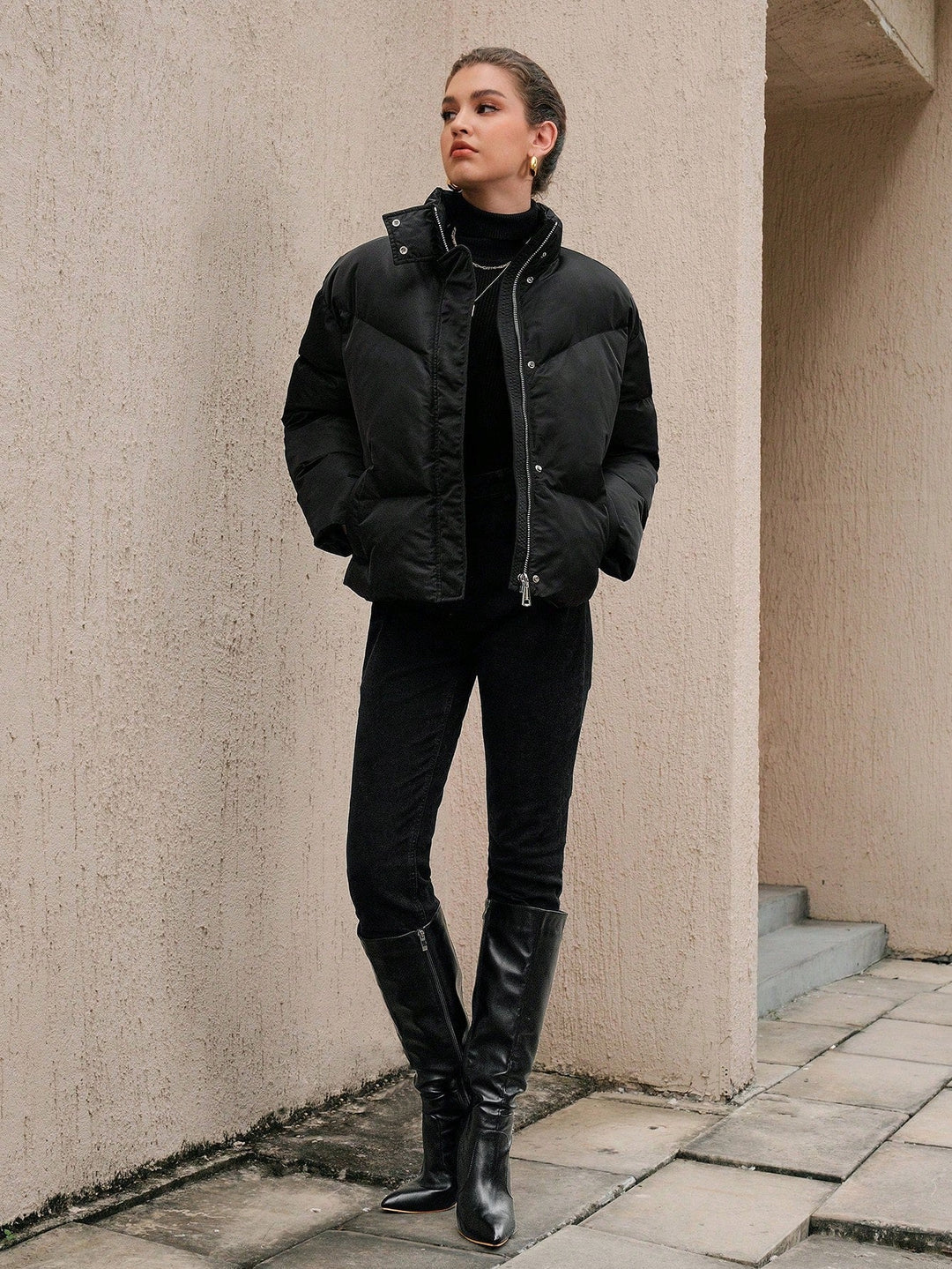 Schwarze winddichte Pufferjacke mit hohem Halsausschnitt