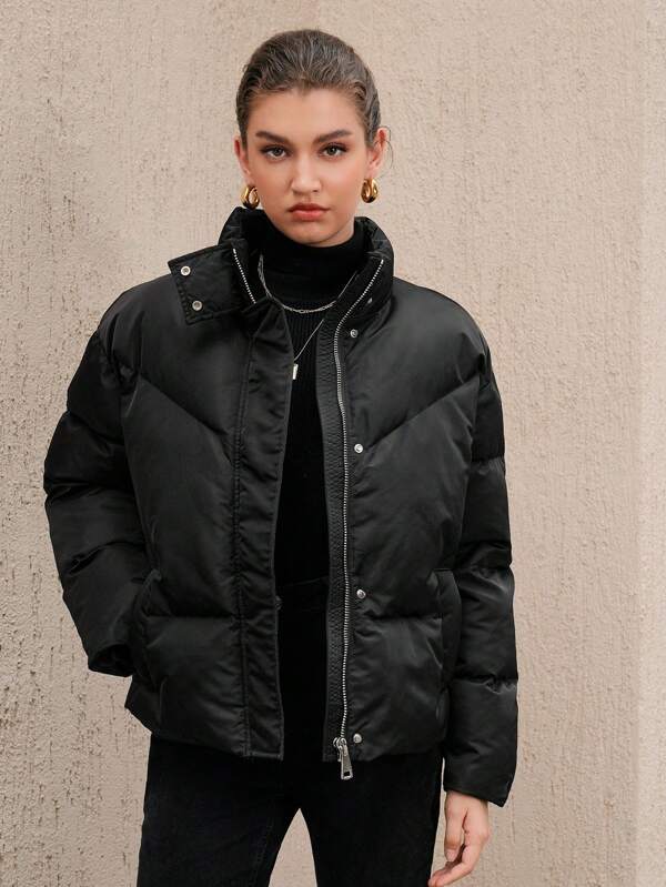 Schwarze winddichte Pufferjacke mit hohem Halsausschnitt