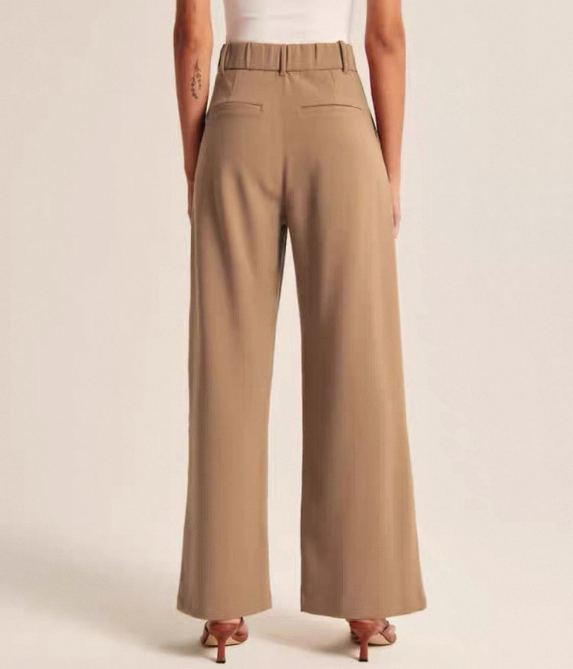 Taillierte Hose mit weitem Bein