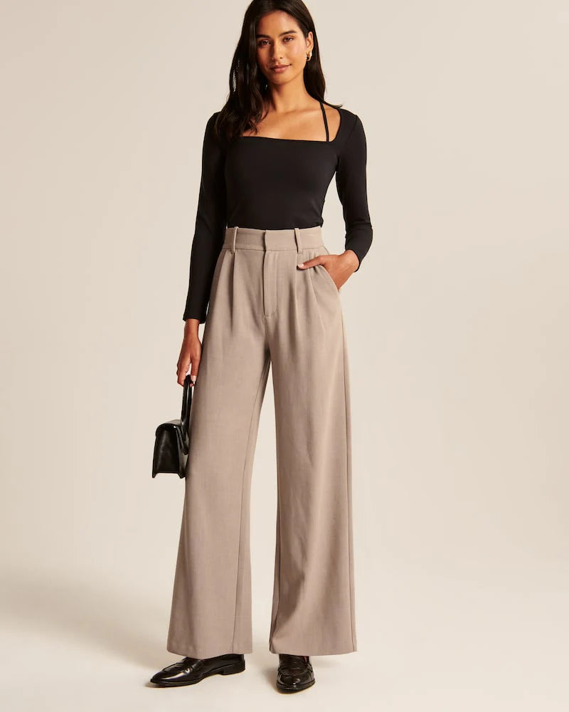 Taillierte Hose mit weitem Bein